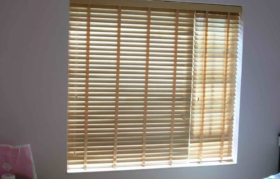 What should be paid attention to when maintaining rainproof blinds?